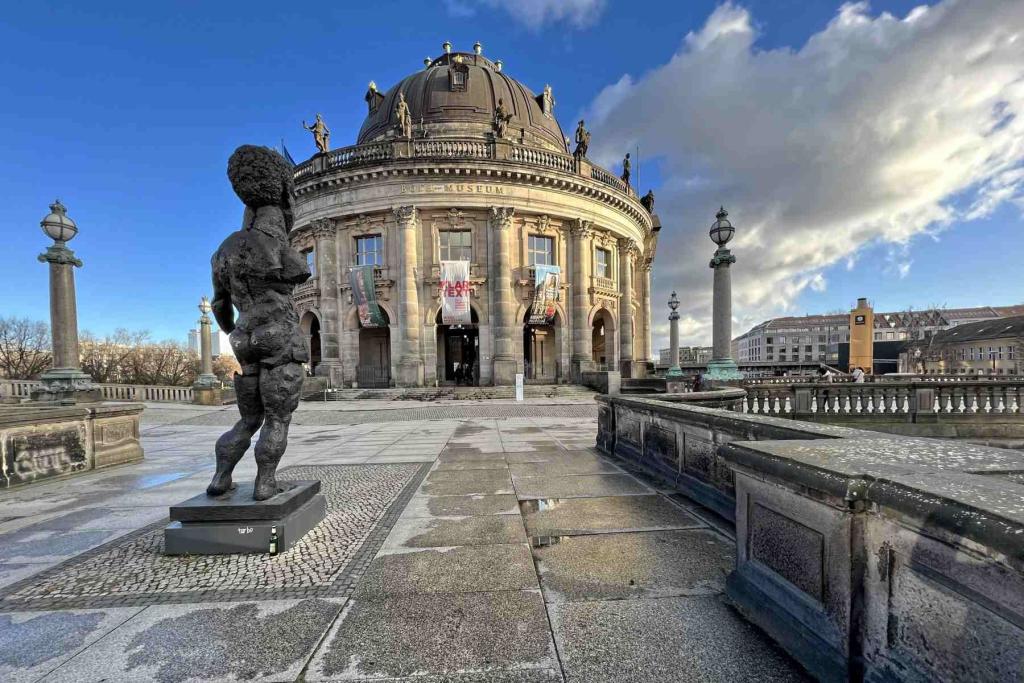 Berlin Bodemuseum Monbijoubrücke