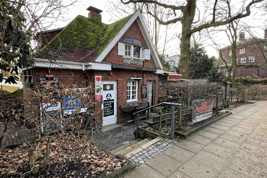 Hamburg Red Dog Pub & Cafe