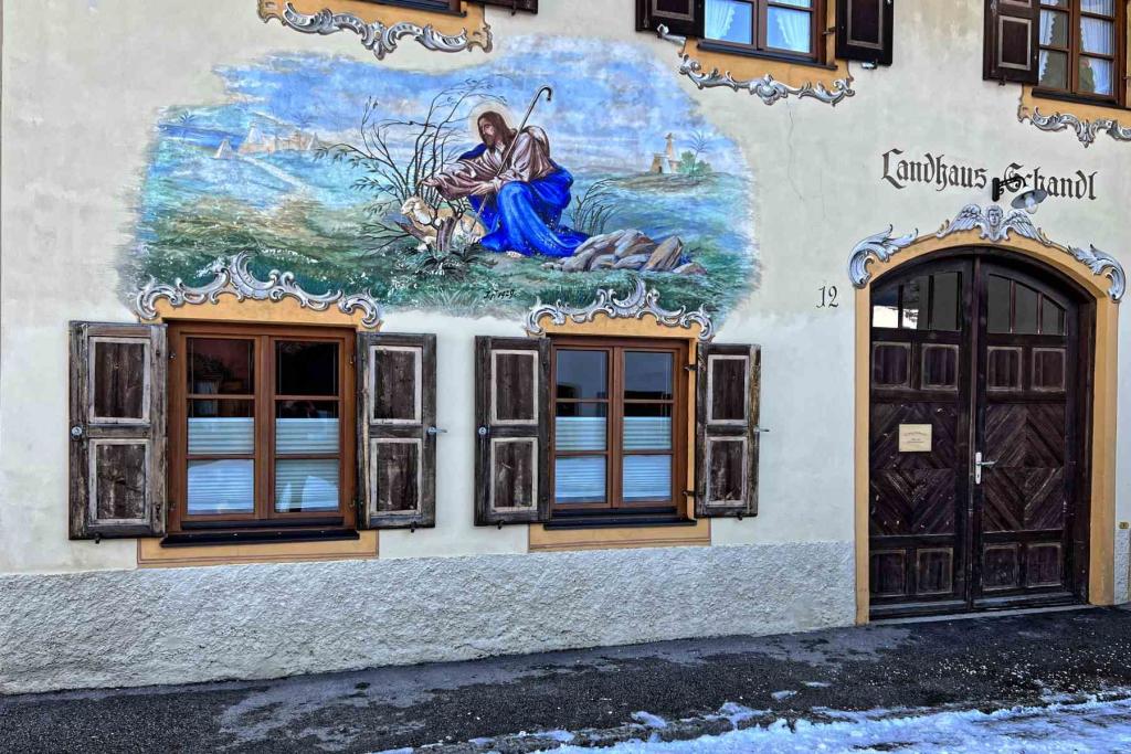 Mittenwald Ballenhausgasse Lüftlmalerei Winter