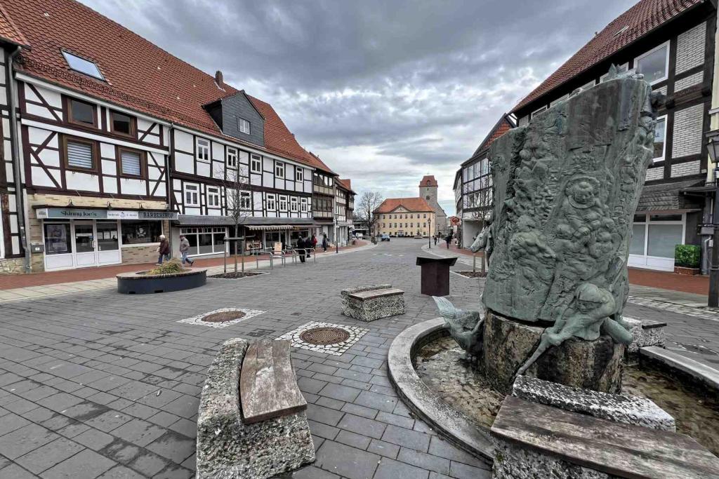 IMG_6936 Schöningen Geschichtsbrunnen